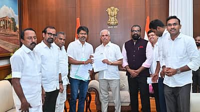 ஆளுநரைச் சந்தித்து ஆட்சி அமைக்க உரிமை கோரினார் விஜய்!