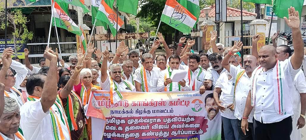 தமிழக ஆளுநருக்கு எதிராக காங்கிரஸ் ஆா்ப்பாட்டம்