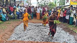 இடையக்குறிச்சி திரௌபதியம்மன் கோயிலில் தீமிதித் திருவிழா