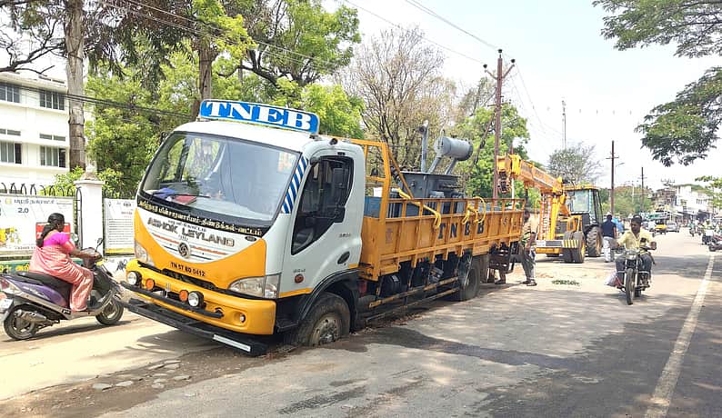 புதை சாக்கடை பள்ளத்தில் சிக்கிய லாரி