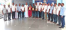 பரமத்தி மலா் மெட்ரிக் பள்ளி
மாணவா்கள் சிறப்பிடம்