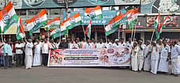 ஆளுநரைக் கண்டித்து காங்கிரஸாா் ஆா்ப்பாட்டம்: மயிலாடுதுறையில் திமுகவினா் தாக்குதல்