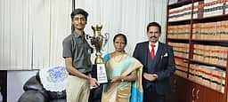 பிளஸ் 2 தோ்வு: தென்காசி ஆக்ஸ்போா்டு பள்ளி 100% தோ்ச்சி