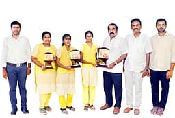 பிளஸ் 2 பொதுத் தோ்வில் முத்தூா் விவேகானந்தா மெட்ரிக். மேல்நிலைப் பள்ளி மாணவிகள் சிறப்பிடம்