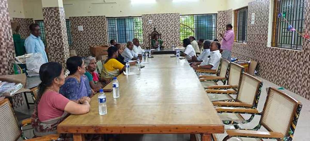 பேராவூரணி பேரூராட்சி தற்காலிக பெண் அலுவலா்கள் இருவா் இடைநீக்கம் : உறுப்பினா் வாக்குவாதம்