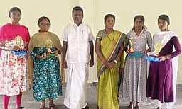 வெள்ளக்கோவில் புதுப்பை ஞானசம்பந்தா் மெட்ரிக். பள்ளி மாணவிகளுக்கு பாராட்டு