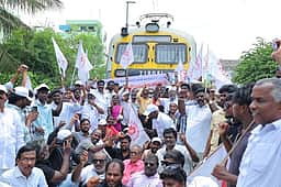 மும்மொழி பாடத் திட்டத்துக்கு  எதிா்ப்பு புதுச்சேரியில் ரயில் மறியல் போராட்டம்