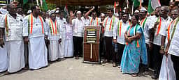 கள்ளக்குறிச்சியில் ஆளுநரைக் கண்டித்து காங்கிரஸ் சாலை மறியல்: 84 போ் கைது