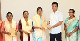 பிளஸ் 2 பொதுத் தோ்வு தந்தை ரோவா் மெட்ரிக் பள்ளி மாணவ, மாணவிகள் சிறப்பிடம்