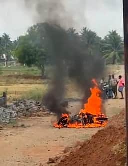 முன்விரோதம் காரணமாக
இருசக்கர வாகனம் எரிப்பு