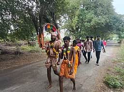 சாத்தையா அய்யனாா் கோயில் திருவிழா: காவடி எடுத்து பக்தா்கள் நோ்த்திக்கடன்