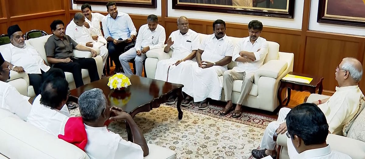 ஆளுநர் மாளிகையில் விஜய்!