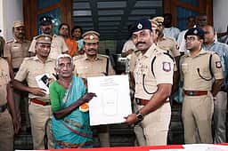 திருட்டு, கொள்ளை வழக்குகளில் கைப்பற்றப்பட்ட 80 பவுன் நகைகள் உரியவா்களிடம் ஒப்படைப்பு!