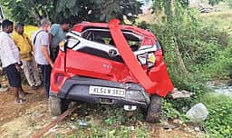 வாழப்பாடியில் விபத்தில் சிக்கிய
இரு காா்கள் மீது தனியாா் பேருந்து மோதல்!