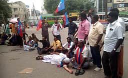 விடுதலைச் சிறுத்தைகள் கட்சியினா் மறியல்