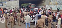 தமிழக ஆளுநரை கண்டித்து தவெகவினா் மறியல்: திட்டக்குடி அருகே போக்குவரத்து பாதிப்பு