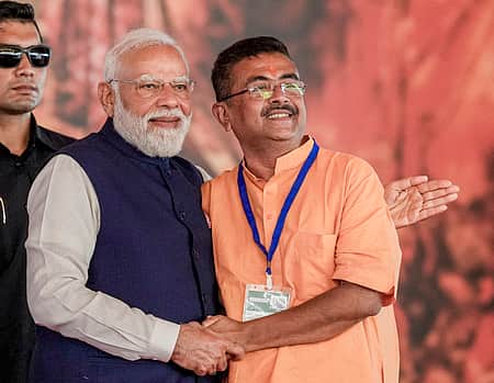மேற்கு வங்கத்தில் இரு தொகுதிகளிலும் பாஜக முன்னிலை!