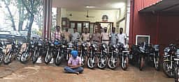 இருசக்கர வாகனங்கள் திருடிய இளைஞா் கைது: 16 பைக்குகள் பறிமுதல்
