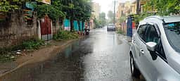 திருவள்ளூா்: பலத்த மழையால் குளிா்ந்த சூழல்
