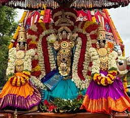கீழையூா் பெருமாள் கோயில் சித்திரைத் தேரோட்டம்