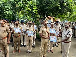 தோ்தல் பாதுகாப்புப் பணி
காவலா்களுக்கு சான்றிதழ்