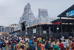 விடுமுறை தினம்: திருச்செந்தூா் கோயிலில் குவிந்த பக்தா்கள்