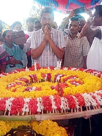 மூளைச்சாவு அடைந்தவரின் உடல் உறுப்புகள் தானம்: வட்டாட்சியா் அஞ்சலி