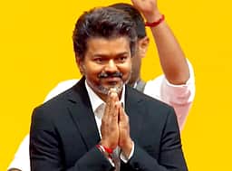 மக்கள் முன்னிலையில் தமிழக முதல்வர் விஜய்யின் முதல் கையொப்பம்!