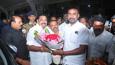 சட்டப்பேரவை அதிமுக குழுத் தலைவராக எஸ்.பி.வேலுமணி தோ்வு? எடப்பாடி பழனிசாமிக்கு நெருக்கடி!
