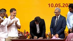 மக்கள் முன்னிலையில் தமிழக முதல்வர் விஜய்யின் முதல் கையொப்பம்!