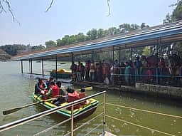 ஏலகிரி மலையில் குவிந்த சுற்றுலாப் பயணிகள்:
படகு சவாரிக்கு நீண்ட வரிசை