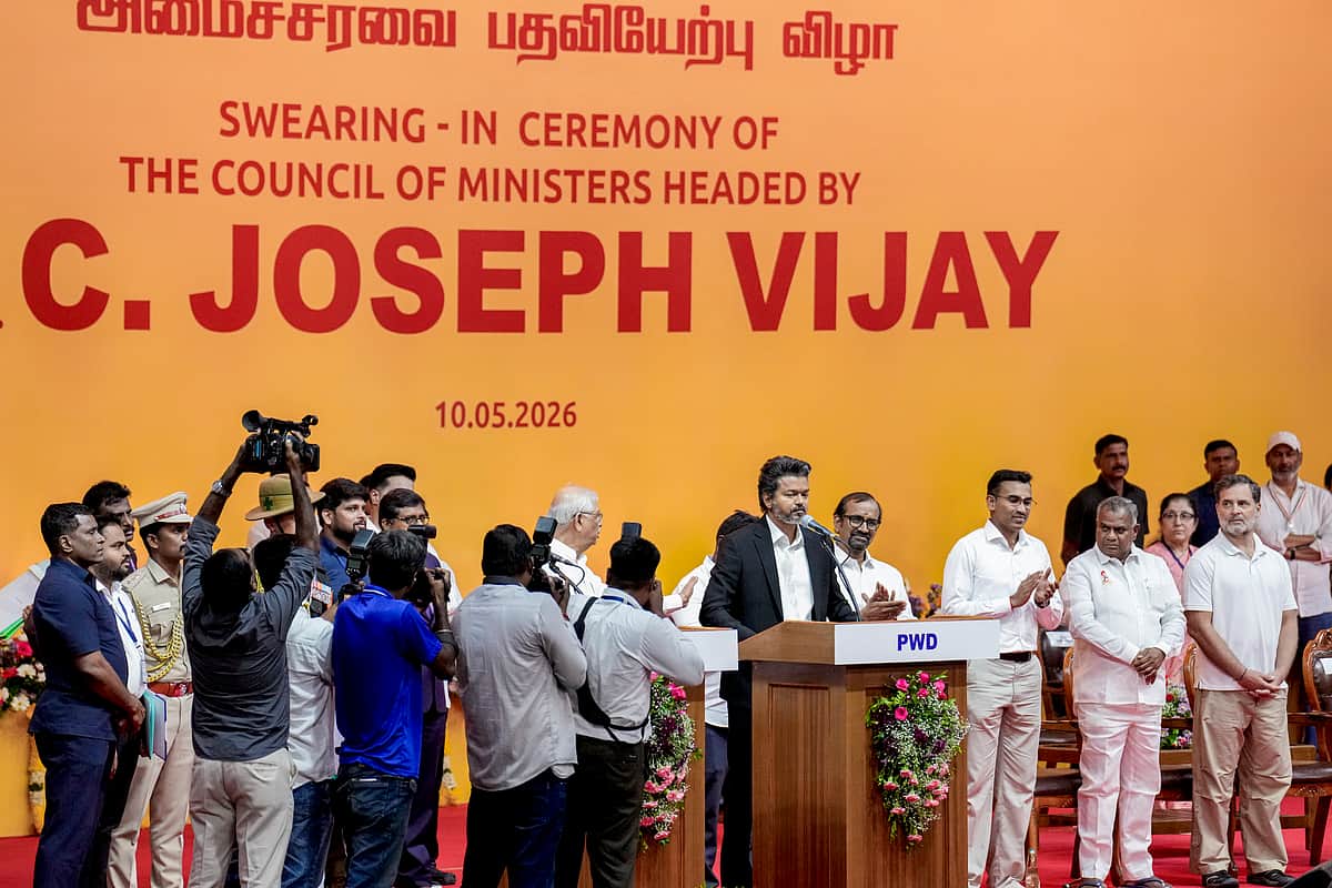 தமிழக முதல்வராகப் பதவியேற்றார் விஜய் - புகைப்படங்கள்