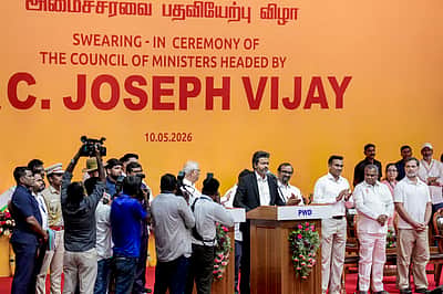 தமிழக முதல்வராகப் பதவியேற்றார் விஜய் - புகைப்படங்கள்