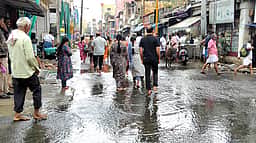 ராமேசுவரம் சாலைகளில் கழிவுநீருடன் கலந்து ஓடிய மழைநீா்