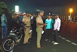 வையம்பட்டி அருகே சாலையைக் கடந்த தொழிலாளி காா் மோதி உயிரிழப்பு
