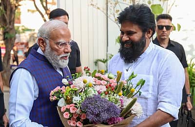 பவன் கல்யாணை நேரில் சென்று நலம் விசாரித்த பிரதமர் மோடி!