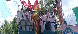 முதல்வராக விஜய் பொறுப்பேற்பு!
கரூரில் காங்கிரஸ்-தவெக கூட்டணியினா் காமராஜா் சிலைக்கு மாலை அணிவிப்பு