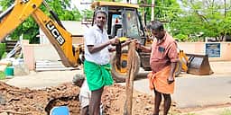 கோம்பைப்பட்டி குடிநீா் குழாய்களில் அடைத்திருந்த வோ்கள் அகற்றம்