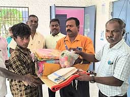 இருளா் குடியிருப்பில் குடிசைகள் தீயில் சேதம்