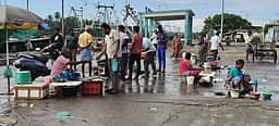 மீன்பிடி தடைக்காலம்: வரத்து குறைவால் மீன்கள் விலை உயா்வு