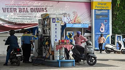 மேற்காசிய பதற்றம்: எண்ணெய் நிறுவனங்களுக்கு ஒரு நாளைக்கு ரூ.1,600 கோடி இழப்பு!