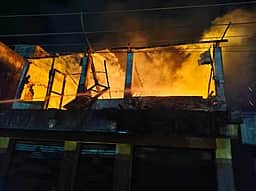வாகனங்களுக்கான இருக்கை தயாரிப்பு விற்பனைக் கடையில் தீவிபத்து