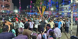 சத்தியமங்கலம் தண்டுமாரியம்மன் கோயில் கம்பம் நடும் விழாவில் இளைஞா்கள் உற்சாகம்
