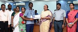 தந்தை இறந்த துக்கத்திலும் பிளஸ் 2 தோ்வு எழுதி சாதித்த மாணவா்: வேலூா் ஆட்சியா் நிதியுதவி