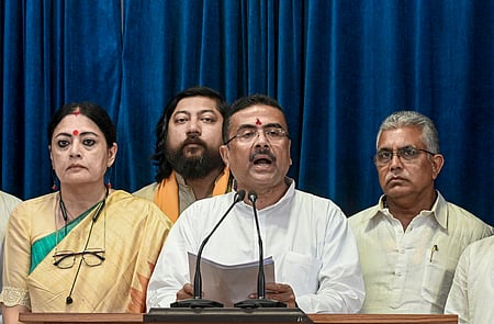 கொல்கத்தாவில் செய்தியாளா்களை சந்தித்துப் பேசிய மேற்கு வங்க முதல்வா் சுவேந்து அதிகாரி மற்றும் அமைச்சா்கள்.