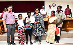 தாழ்வாக செல்லும் மின்சார கம்பிகள்: நடவடிக்கை எடுக்க கோரிக்கை