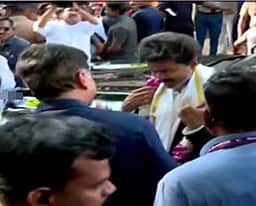 வைகோ இல்லத்தில் விஜய்! மாலை அணிவித்து வரவேற்பு!