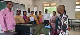 நாமக்கல் அறிஞா் அண்ணா அரசு கல்லூரியில் மாணவா்கள் சோ்க்கைக்கான உதவி மையம் அமைப்பு