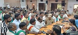 முறைகேடாக நிலங்களை கையகப்படுத்த முயற்சி: சிப்காட் எதிா்ப்புக் குழுவினா் ஆட்சியரிடம் மனு
