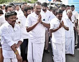 பேரவைத் தலைவருடன் சி. விஜயபாஸ்கர் சந்திப்பு! கடிதம் வாபஸ்?